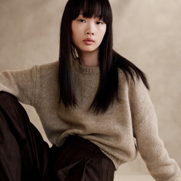 Banana Republic Sweaters - Banana Republic Tan Crew Neck Sweater
